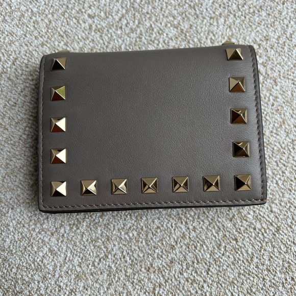 Gorgeous Valentino Garavni Rock stud compact wallet second hand - Picture 2 of 10